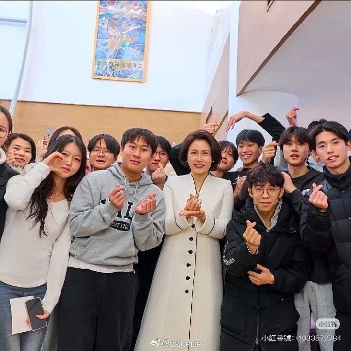 “社恐”第一夫人访华火了！亲和脸碾压前任科技脸，大气穿搭也赢了高奢…（组图） - 9