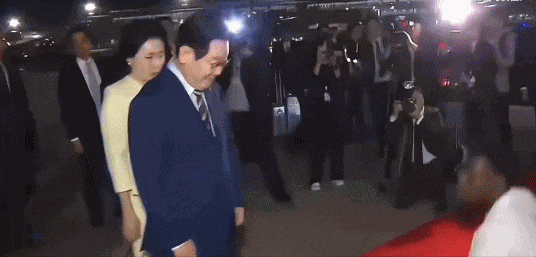 “社恐”第一夫人访华火了！亲和脸碾压前任科技脸，大气穿搭也赢了高奢…（组图） - 38