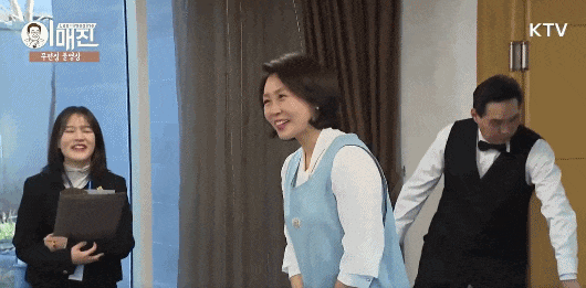 “社恐”第一夫人访华火了！亲和脸碾压前任科技脸，大气穿搭也赢了高奢…（组图） - 5