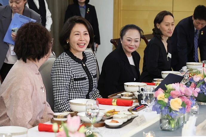 “社恐”第一夫人访华火了！亲和脸碾压前任科技脸，大气穿搭也赢了高奢…（组图） - 8