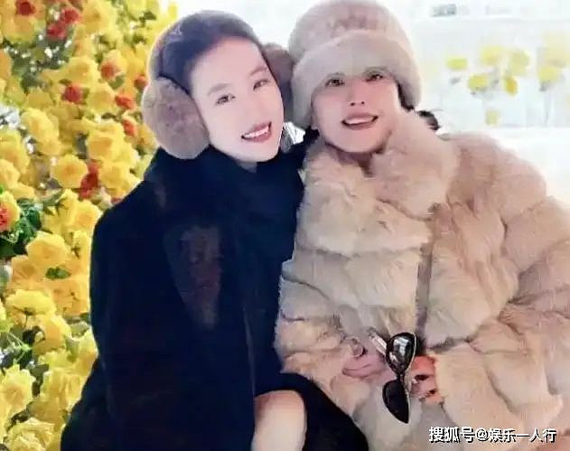 刘亦菲带65岁妈妈回哈尔滨,两人同框像姐妹(组图) - 2