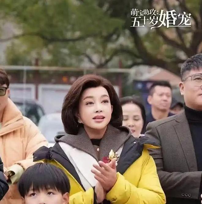 75岁刘晓庆“装嫩”成瘾，和37岁男演员演夫妻后，尺度又上新高度（组图） - 9