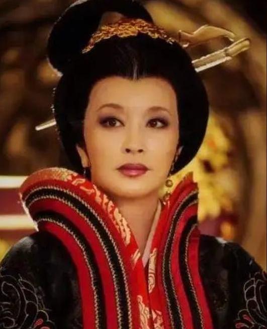 75岁刘晓庆“装嫩”成瘾，和37岁男演员演夫妻后，尺度又上新高度（组图） - 16