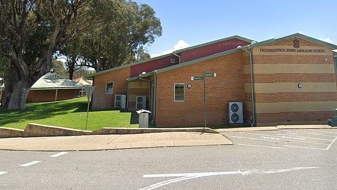 澳洲33岁女教师“持续侵犯”初中男生，二胎产假时被捕，丈夫心碎（组图） - 4