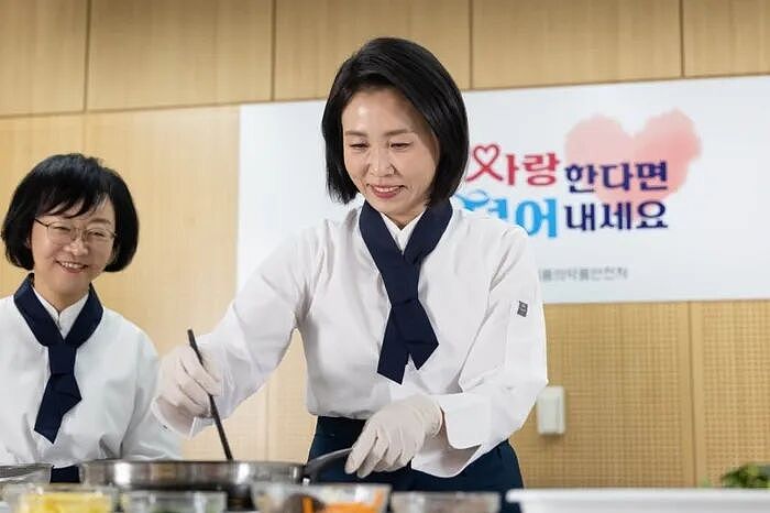 “社恐”第一夫人访华火了！亲和脸碾压前任科技脸，大气穿搭也赢了高奢…（组图） - 27