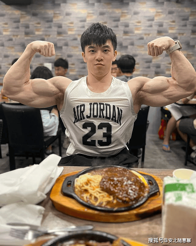 【帅哥】健身模特秀肌肉,颜值不够、身材来凑,这体脂率得有多低 (组图) - 2