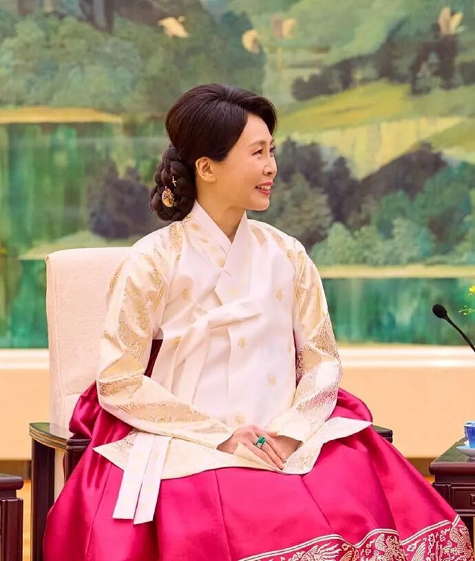 “社恐”第一夫人访华火了！亲和脸碾压前任科技脸，大气穿搭也赢了高奢…（组图） - 4