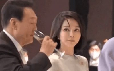 “社恐”第一夫人访华火了！亲和脸碾压前任科技脸，大气穿搭也赢了高奢…（组图） - 47