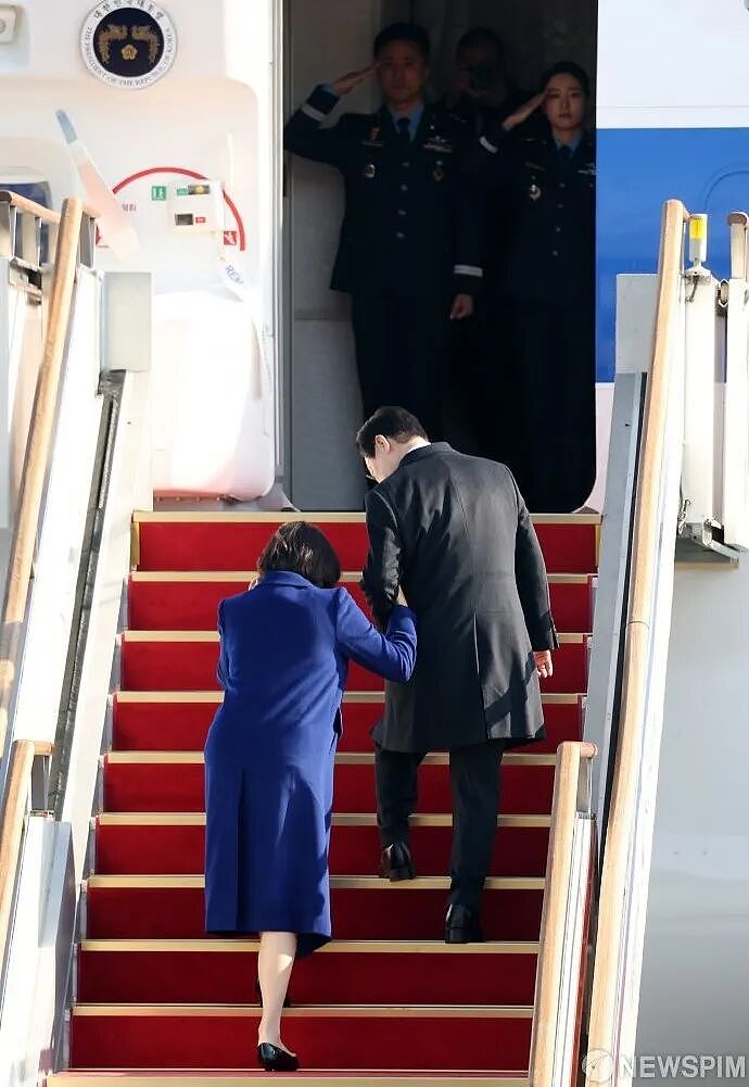 “社恐”第一夫人访华火了！亲和脸碾压前任科技脸，大气穿搭也赢了高奢…（组图） - 49