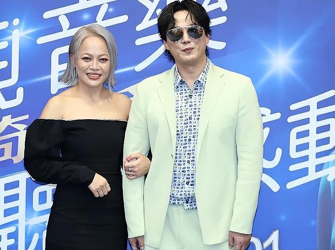 49岁金曲歌王官宣结婚，与妻子大方晒婚戒，受访曝光女方身份（组图） - 7