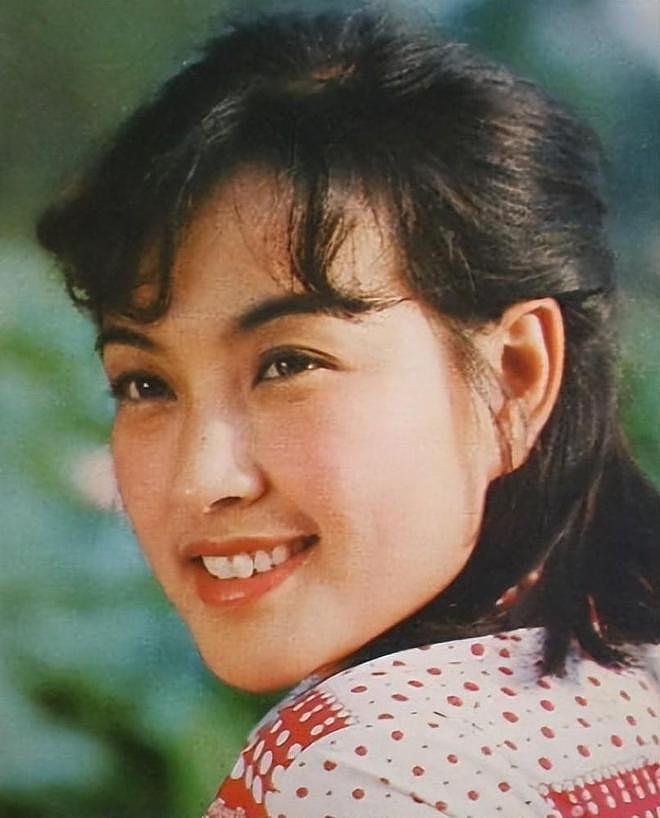 75岁刘晓庆“装嫩”成瘾，和37岁男演员演夫妻后，尺度又上新高度（组图） - 13