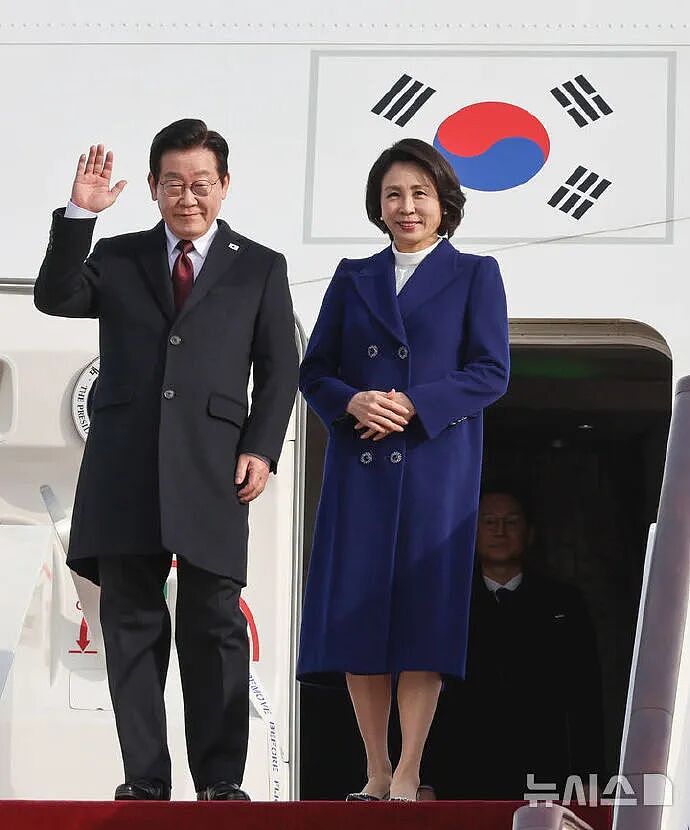 “社恐”第一夫人访华火了！亲和脸碾压前任科技脸，大气穿搭也赢了高奢…（组图） - 2