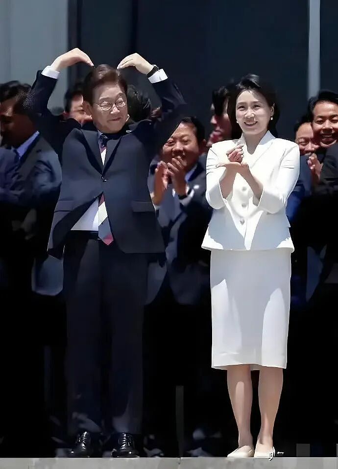 “社恐”第一夫人访华火了！亲和脸碾压前任科技脸，大气穿搭也赢了高奢…（组图） - 36