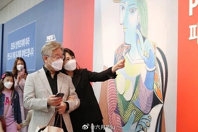 “社恐”第一夫人访华火了！亲和脸碾压前任科技脸，大气穿搭也赢了高奢…（组图） - 44