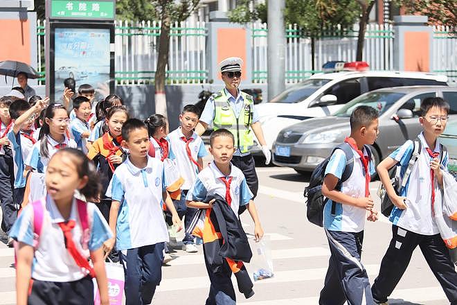 家长护学岗被指变强制惹争议：有家长怀孕38周仍执勤（组图） - 2