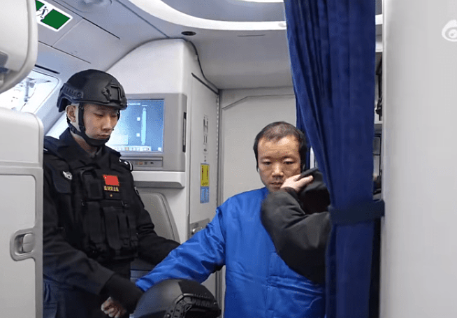 陈志被捕！荷枪实弹遣返北京，央视画面曝光！个子矮小蓝色囚衣料关东城区看守所（视频/组图） - 1