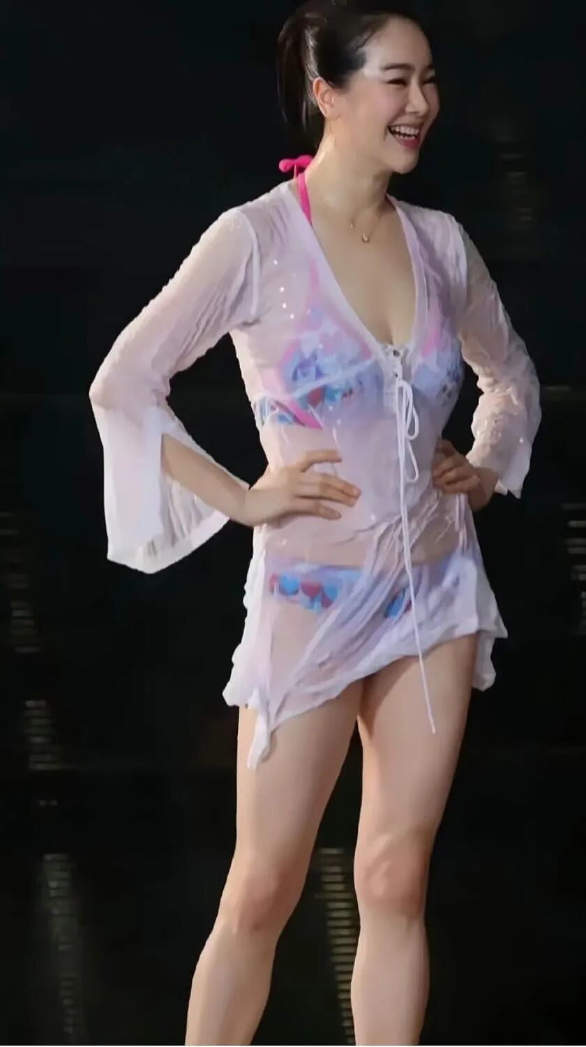 【美女】左小青这状态,鲨疯了!明媚动人,若隐若现(组图) - 1