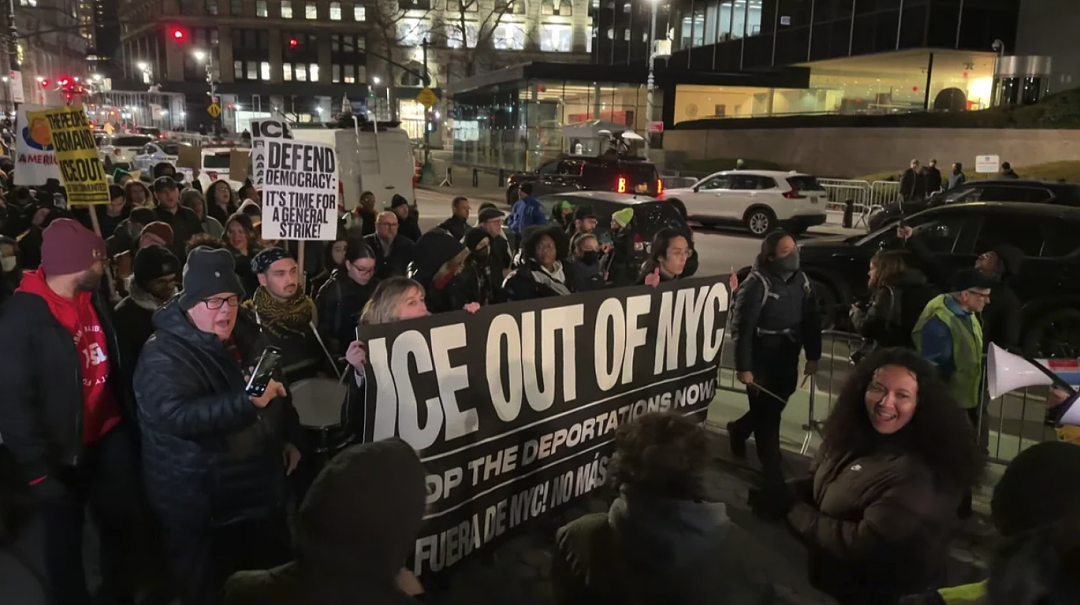 “她只是想离开”，ICE当街开枪致女子爆头身亡！纽约爆发大规模抗议（组图） - 2