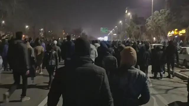 伊朗大规模抗议持续，首都德黑兰等地民众上街（组图） - 2
