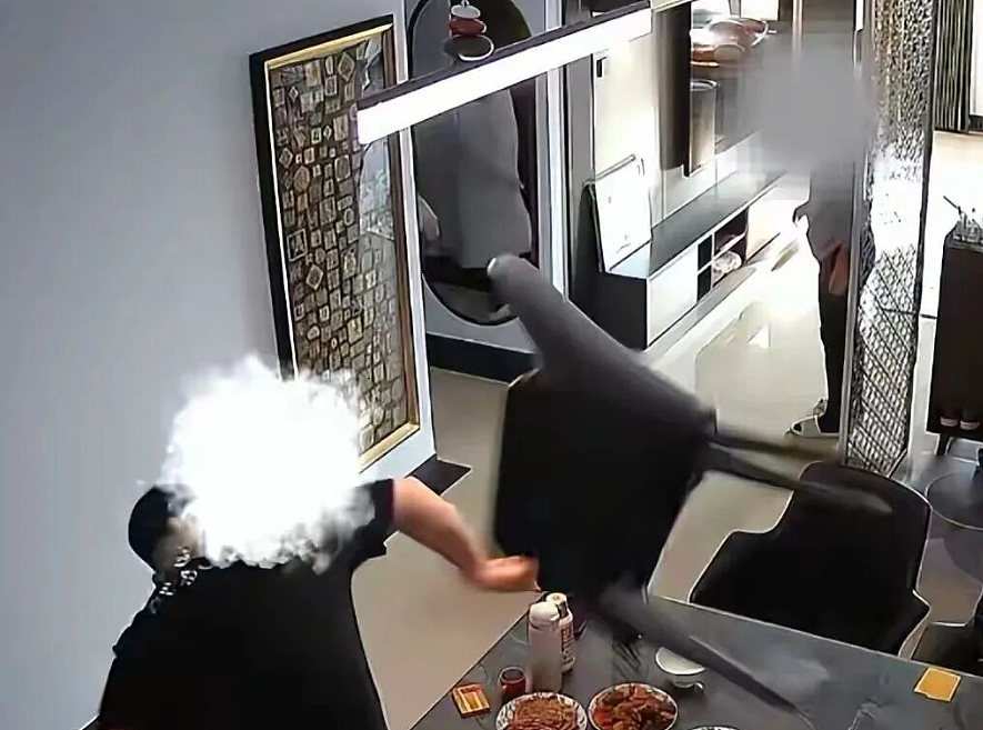 26岁女生没出月子就被老公暴打6次,掐脖拿菜刀家庭录像看怕我了(视频/组图) - 13