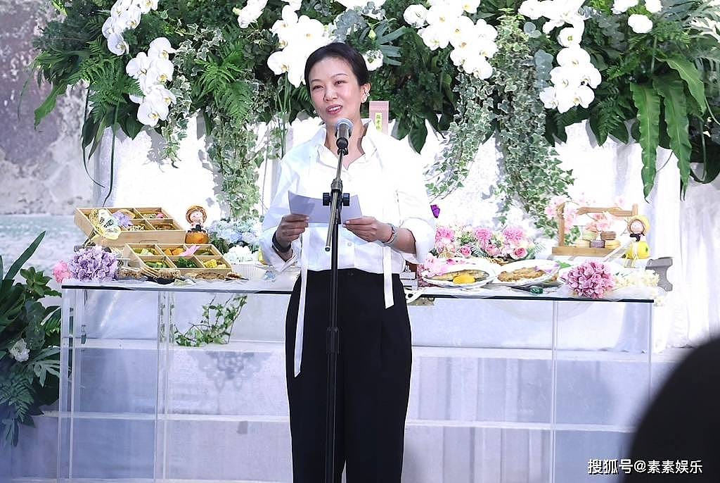 萧敬腾在岳父追思会上拥抱妻子,含泪致辞,感谢亲友(组图) - 4