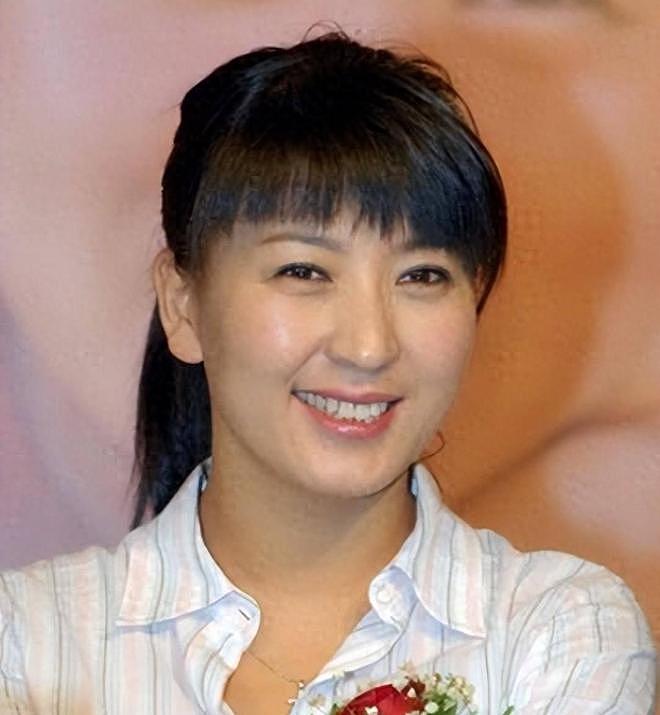闫学晶事件升级!官媒批评毫不留情,她一反常态终究为狂妄买了单(组图) - 1