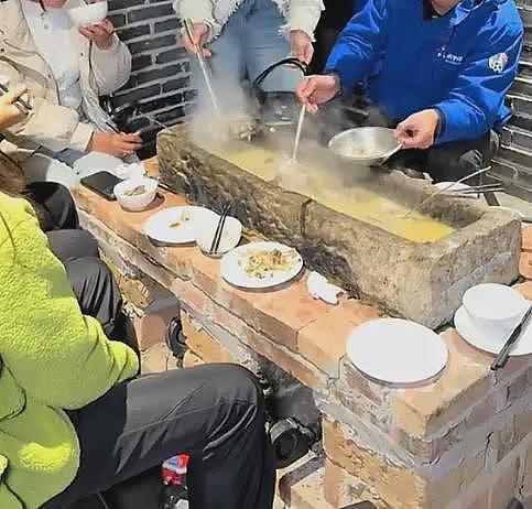 永州一农庄“石槽火锅”被调侃像猪槽,老板:非常火爆,要提前几天预订(组图) - 1