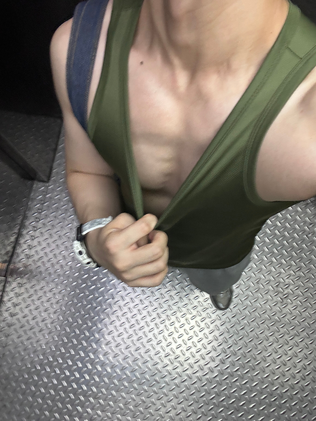 【帅哥】上海健身网红,直腰身材六块腹肌干净利落,湿漉漉眼神加超会拍照角度,满屏氛围感(组图) - 4