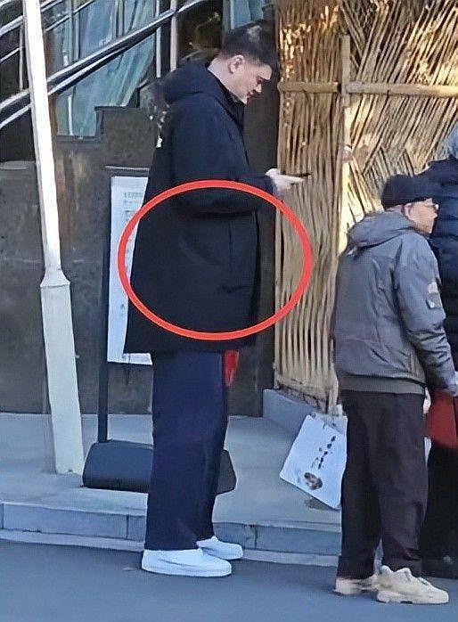 姚明陪父母探亲!发福的他被网友评“好乖巧”(组图) - 5