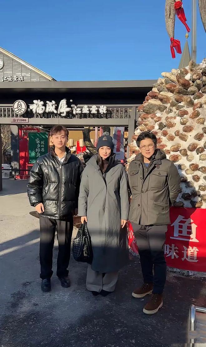 44岁郭晶晶看车被偶遇,素颜白发撞脸董明珠(组图) - 5