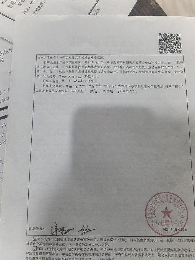 探访景德镇一家三口被撞案受害者家：摆有4张全家福，3张是AI照仅1张是真的（组图） - 3