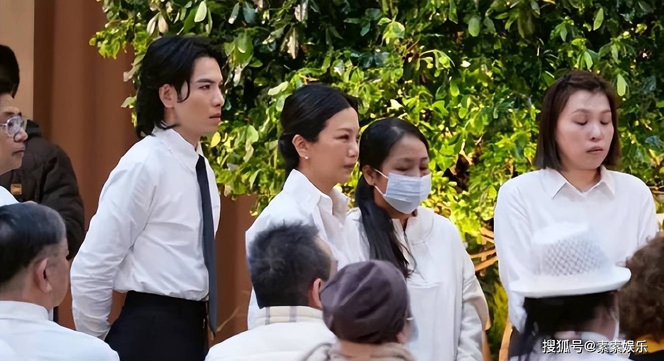 萧敬腾在岳父追思会上拥抱妻子,含泪致辞,感谢亲友(组图) - 1