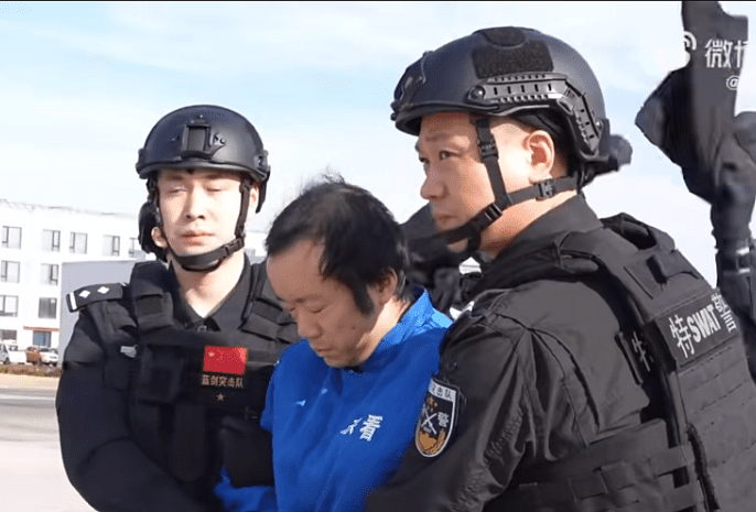 陈志被捕！荷枪实弹遣返北京，央视画面曝光！个子矮小蓝色囚衣料关东城区看守所（视频/组图） - 3