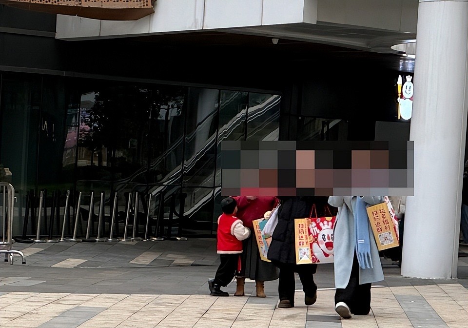 砸800万开一家旗舰店,蜜雪冰城可能有事瞒着我(组图) - 11