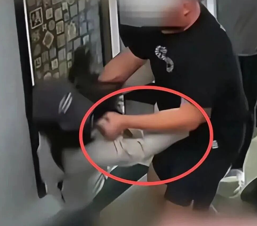 26岁女生没出月子就被老公暴打6次,掐脖拿菜刀家庭录像看怕我了(视频/组图) - 16