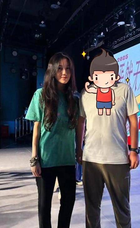 19岁李嫣展绝佳气质，与男性友人同行，两人默契十足关系引人猜想（组图） - 8