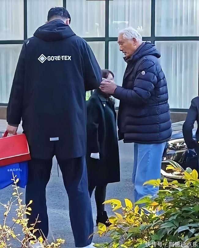 姚明陪父母探亲!发福的他被网友评“好乖巧”(组图) - 2