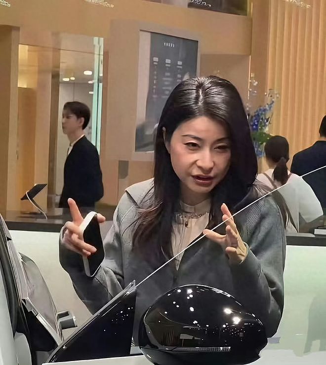 44岁郭晶晶看车被偶遇,素颜白发撞脸董明珠(组图) - 1