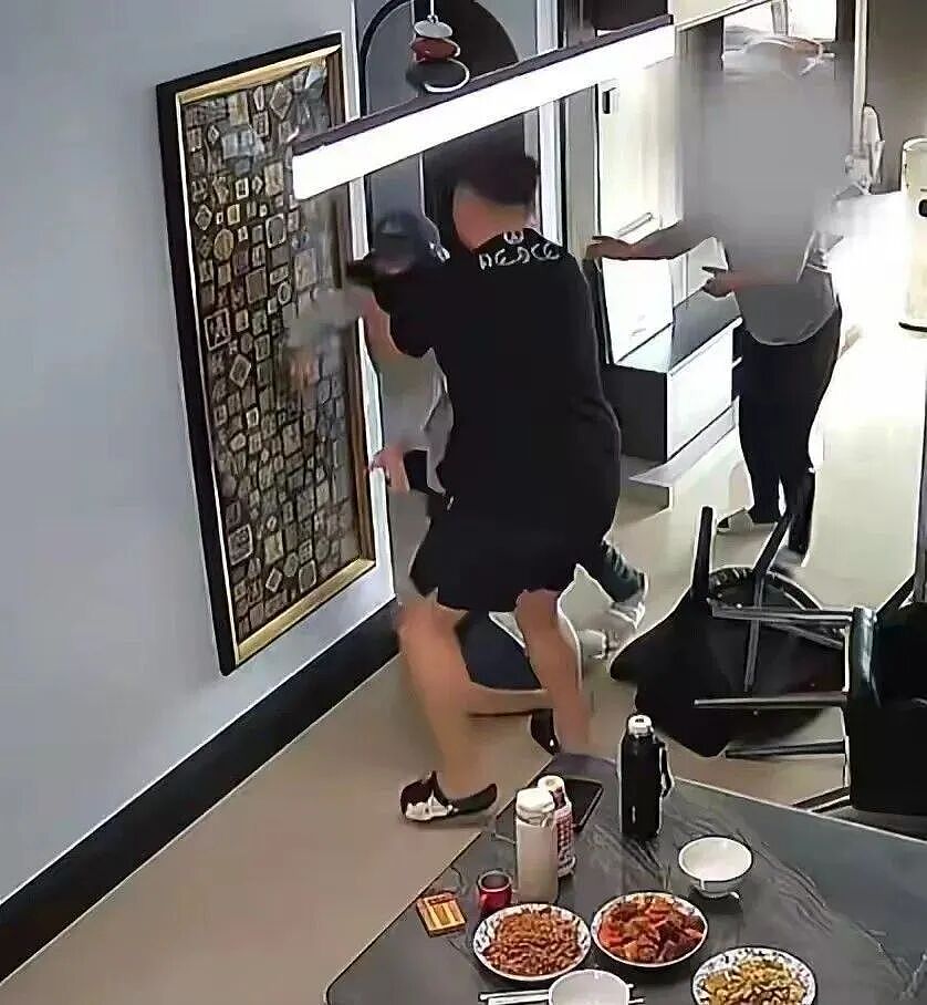 26岁女生没出月子就被老公暴打6次,掐脖拿菜刀家庭录像看怕我了(视频/组图) - 4