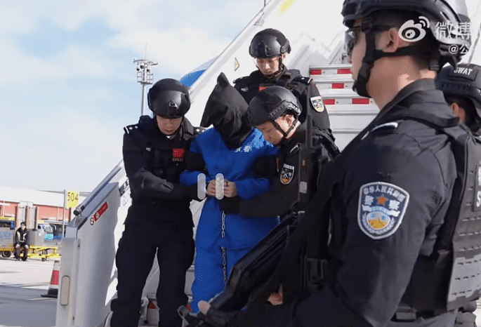 陈志被捕！荷枪实弹遣返北京，央视画面曝光！个子矮小蓝色囚衣料关东城区看守所（视频/组图） - 2