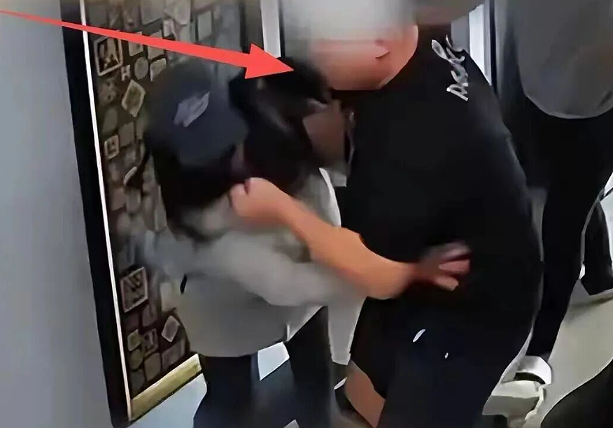 26岁女生没出月子就被老公暴打6次,掐脖拿菜刀家庭录像看怕我了(视频/组图) - 15