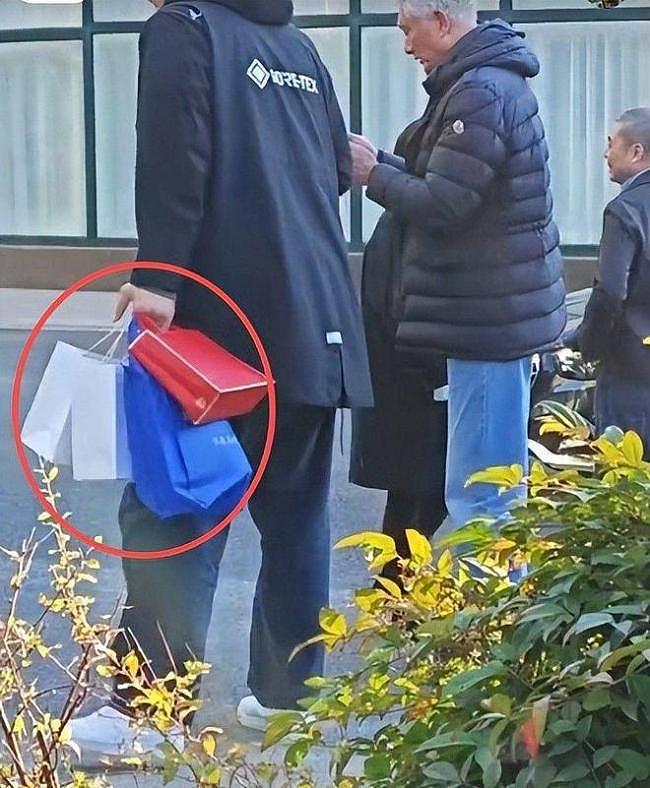 姚明陪父母探亲!发福的他被网友评“好乖巧”(组图) - 6