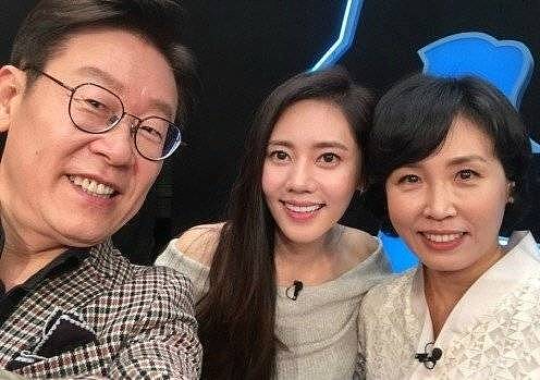 在家是斗不过老婆的“受气包”，出门是韩国总统，李在明夫妇的综艺搞笑名场面，藏着最狠的反转人生（组图） - 1