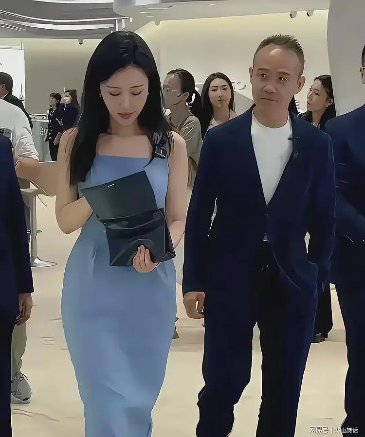 从万亿总裁到变卑微舔狗！网友：王石在地产大佬，差不多活成笑话（组图） - 6