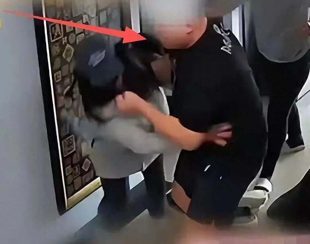 26岁女生没出月子就被老公暴打6次,掐脖拿菜刀家庭录像看怕我了(视频/组图) - 6