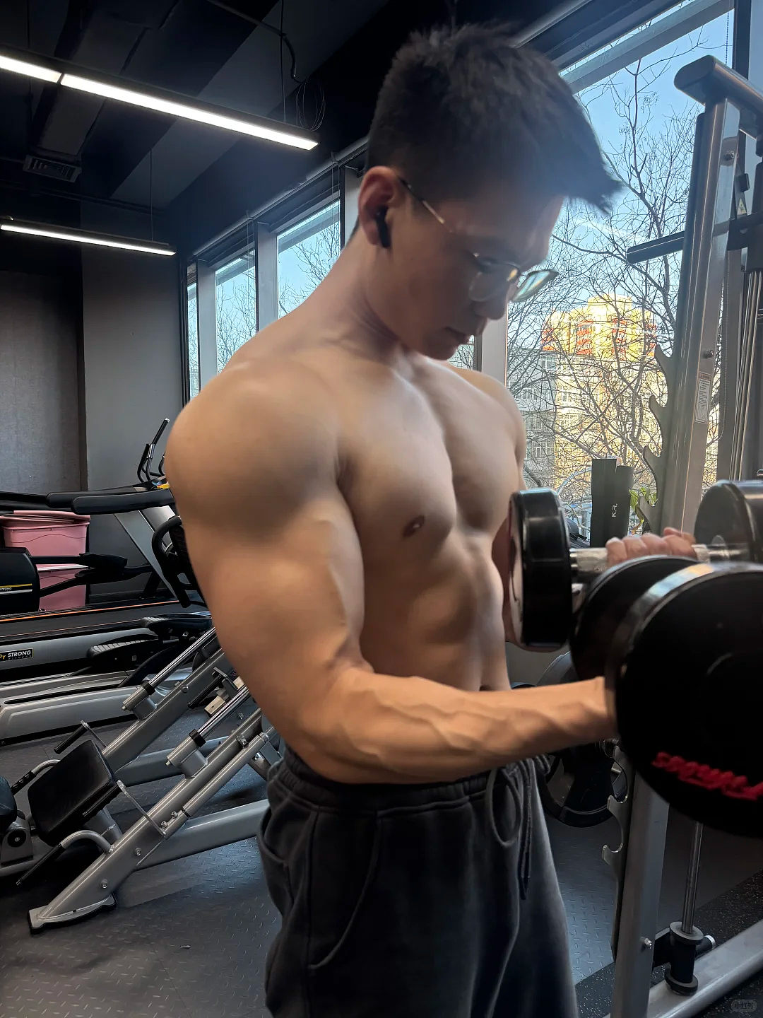 【帅哥】27岁朝阳自由教练，泵感肌肉手臂，建模六块腹肌，沉淀匀称大腿肌肉束，也太帅了（组图） - 3