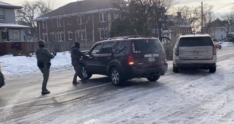“她只是想离开”，ICE当街开枪致女子爆头身亡！纽约爆发大规模抗议（组图） - 4
