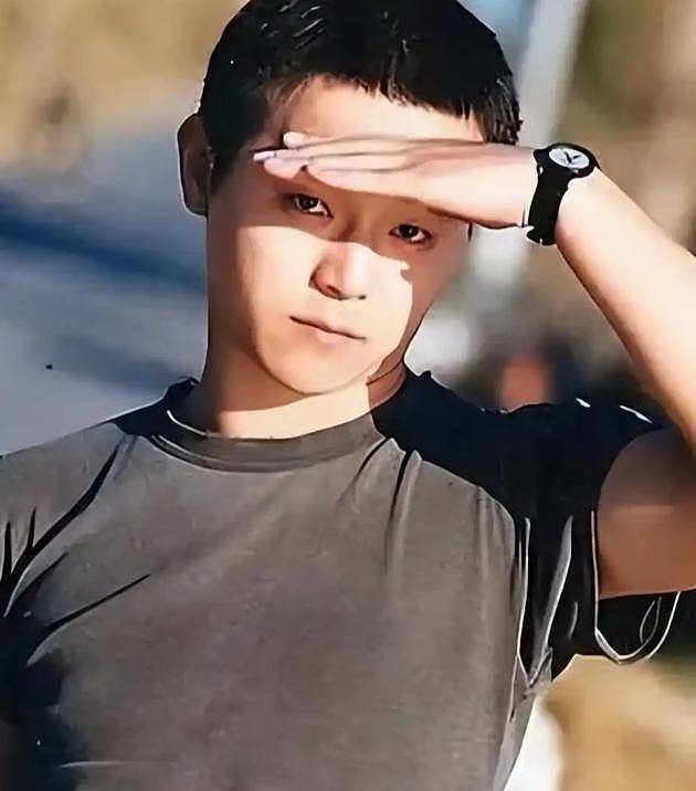 19岁李嫣展绝佳气质，与男性友人同行，两人默契十足关系引人猜想（组图） - 13