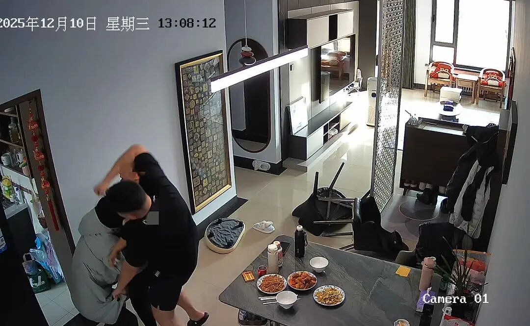 26岁女生没出月子就被老公暴打6次,掐脖拿菜刀家庭录像看怕我了(视频/组图) - 11