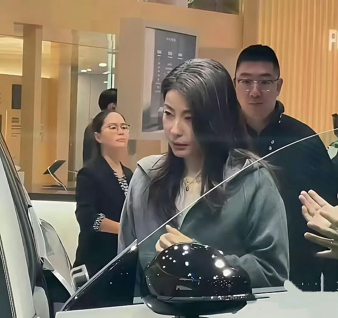 44岁郭晶晶看车被偶遇,素颜白发撞脸董明珠(组图) - 2